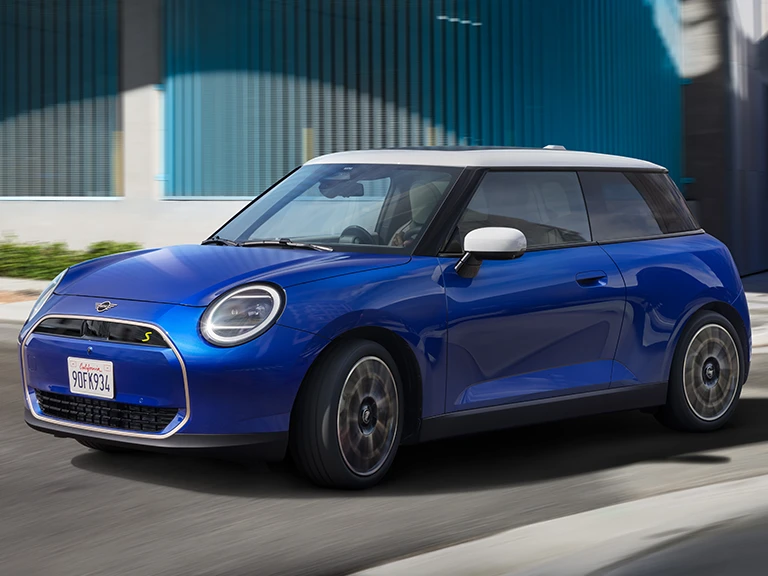 MINI Cooper roulant dans une rue urbaine