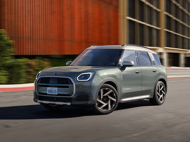 Vidéo en studio, avec rotation, présentant les options de personnalisation extérieure du MINI Countryman 100 % électrique dans plusieurs couleurs de peinture officielles MINI.