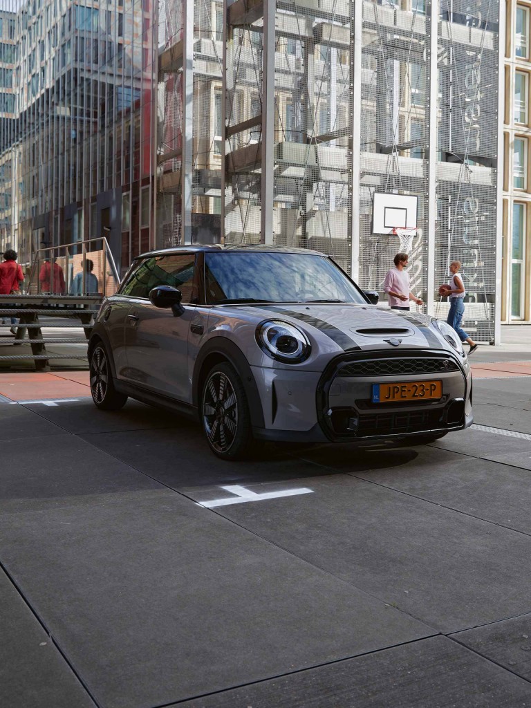 New MINI 3-door hatch – grey and black – front view